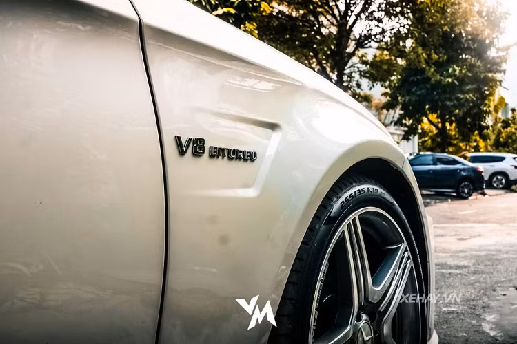 Không chỉ nổi bật về ngoại hình và sức mạnh, Mercedes-AMG CLS 63 còn đáp ứng tốt cho chủ nhân về sự thư giãn và hưởng thụ. Toàn bộ khoang cabin của CLS 63 được bọc da cao cấp, ghế ngồi thiết kế dạng thể thao cùng da Nappa, hệ thống âm thanh hàng hiệu Harman Kardon, chức năng Linguatronic điều khiển bằng giọng nói trên vô-lăng hay hệ thống hỗ trợ tầm nhìn ban đêm (Night View Assist Plus)…