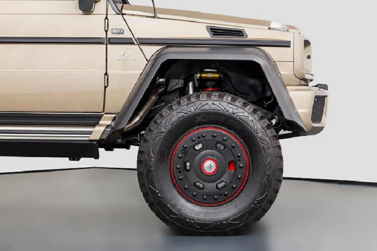 Ngoại hình thể thao và hầm hố của xe được hoàn thiện với nhiều chi tiết làm từ sợi carbon, bộ mâm màu đen với các điểm nhấn màu đỏ tương phản.