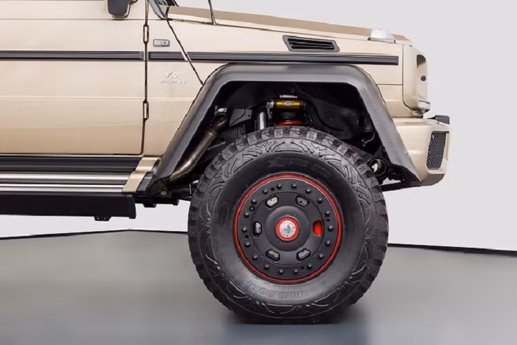 Ngoại hình thể thao và hầm hố của xe được hoàn thiện với nhiều chi tiết làm từ sợi carbon, bộ mâm màu đen với các điểm nhấn màu đỏ tương phản.