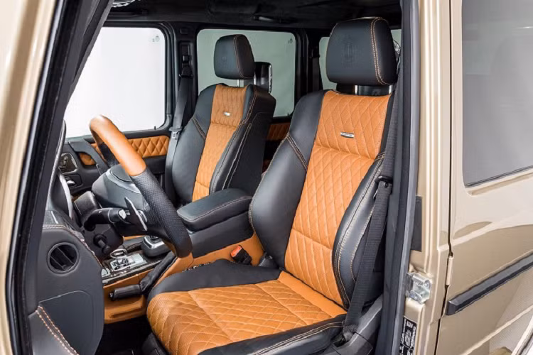 Chiếc Mercedes-Benz G63 AMG 6x6 hạng sang này sở hữu lớp sơn ngoại thất màu Sanidine Beige Metallic hoàn toàn phù hợp với những cung đường sa mạc tại Kuwait.