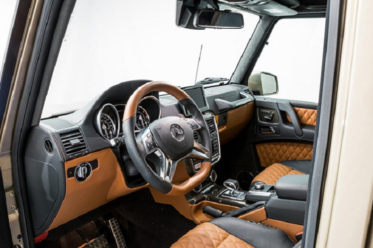 Khoang nội thất của G63 AMG 6x6 được bọc bằng da hai tông màu đen và nâu, với ghế Designo chần bông tích hợp tính năng chỉnh điện, sưởi và thông gió.