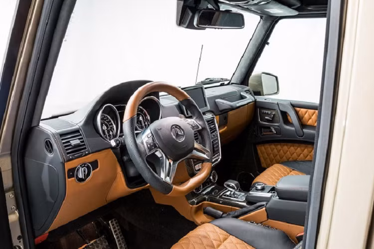 Khoang nội thất của G63 AMG 6x6 được bọc bằng da hai tông màu đen và nâu, với ghế Designo chần bông tích hợp tính năng chỉnh điện, sưởi và thông gió.