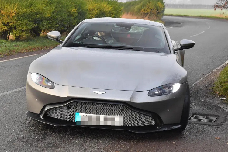 Aston Martin Vantage cũng là chiếc xe giá trị nhất trong đội hình tuyển Tây Ban Nha. Siêu xe của David De Gea được mua vào tháng 12/2018. Nguyên bản của xe có màu xám, sau này được sơn lại màu đen bóng.