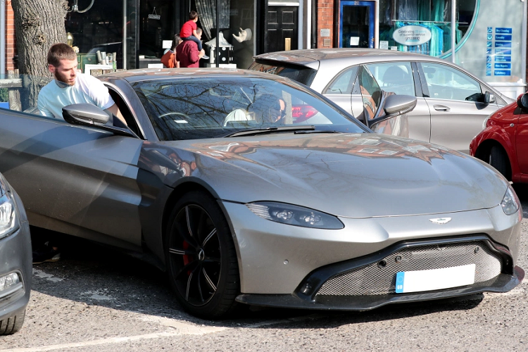 Ra mắt lần đầu vào năm 2017, Aston Martin Vantage có thiết kế lấy cảm hứng từ chiếc DB11 của siêu điệp viên James Bond trong bom tấn Spectre.