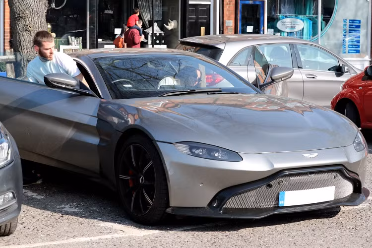 Ra mắt lần đầu vào năm 2017, Aston Martin Vantage có thiết kế lấy cảm hứng từ chiếc DB11 của siêu điệp viên James Bond trong bom tấn Spectre.