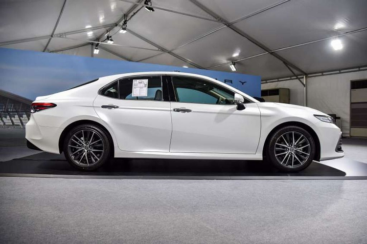 Ngoại thất của Toyota Camry 2022 bản 2.0Q được nâng cấp với đèn pha chiếu gần/xa loại LED/Bi-LED, mâm xe kích thước 18 inch. Bên trong cabin của chiếc sedan được bổ sung thêm lẫy chuyển số, vô-lăng chỉnh điện, cửa sổ trời, màn hình 9 inch hỗ trợ Apple CarPlay, điều hòa 3 vùng, lưng hàng ghế sau chỉnh điện, da cao cấp, sạc không dây và màn hình đa thông tin 7 inch.