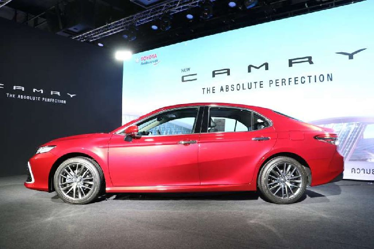 Theo một số nguồn tin từ đại lý, mẫu xe sedan Toyota Camry 2022 phiên bản nâng cấp sắp được ra mắt sẽ với hai phiên bản gồm 2.0Q thay thế 2.0G hiện hành và 2.5Q. Ngoài ra, phiên bản 2.5HV sử dụng công nghệ hybrid hiện vẫn là một ẩn số, mặc dù đã từng được xuất hiện trong kế hoạch của Toyota Việt Nam.