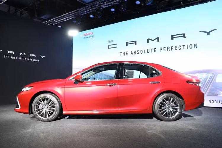 Theo một số nguồn tin từ đại lý, mẫu xe sedan Toyota Camry 2022 phiên bản nâng cấp sắp được ra mắt sẽ với hai phiên bản gồm 2.0Q thay thế 2.0G hiện hành và 2.5Q. Ngoài ra, phiên bản 2.5HV sử dụng công nghệ hybrid hiện vẫn là một ẩn số, mặc dù đã từng được xuất hiện trong kế hoạch của Toyota Việt Nam.