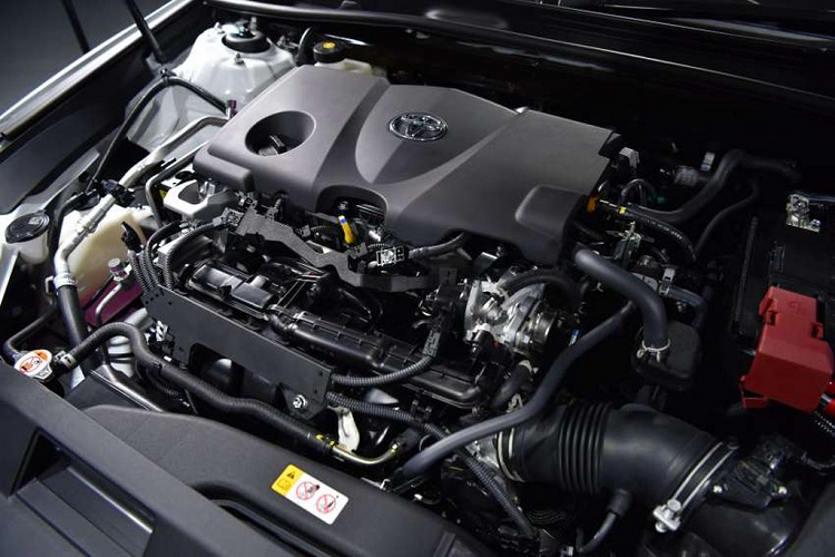 Đối với phiên bản 2.5Q cao cấp hơn, Toyota Camry 2022 được trang bị động cơ mới thay cho động cơ 4cyl 2.5L (2AR-FE), kết hợp với hộp số tự động 6 cấp như bản hiện tại. Tại Việt Nam, Toyota Camry 2022 bản 2.5Q sẽ sử dụng động cơ xăng 4cyl 2.5L, máy mã A25A-FKS, mạnh 202 mã lực, mô-men xoắn cực đại 250 Nm tại 5.000 vòng/phút, sử dụng kết hợp với hộp số tự động 8 cấp (8AT).