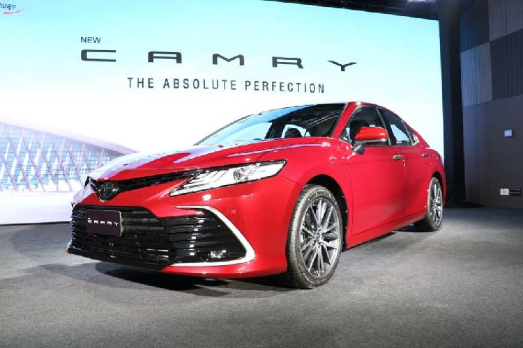 Tính đến thời điểm hiện tại, Toyota Camry 2022 mới đã được “chào sân” tại 3 quốc gia ở khu vực Đông Nam Á, gồm Singapore, Indonesia và gần đây nhất là Thái Lan. Chỉ sau khoảng gần một tháng mẫu sedan hạng D được ra mắt tại Thái Lan, Toyota đã “rục rịch” chuẩn bị giới thiệu Camry 2022 tới người tiêu dùng Việt Nam.