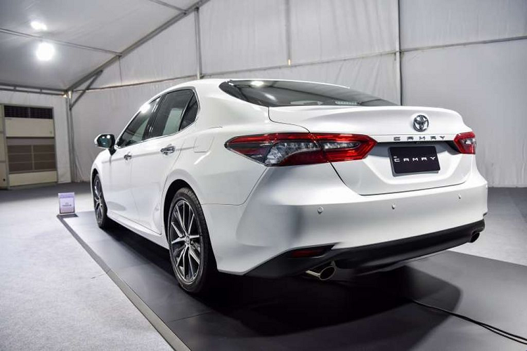 Về trang bị an toàn, những tính năng trước đây chỉ có trên bản 2.5Q đã được thêm vào bản 2.0Q, bao gồm cảnh báo phương tiện cắt ngang phía sau, cảnh báo điểm mù và hiển thị thông tin lên kính lái (HUD).