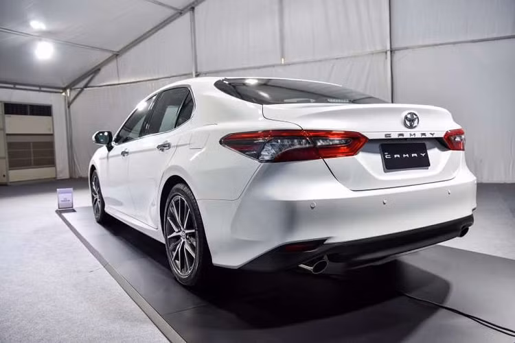 Về trang bị an toàn, những tính năng trước đây chỉ có trên bản 2.5Q đã được thêm vào bản 2.0Q, bao gồm cảnh báo phương tiện cắt ngang phía sau, cảnh báo điểm mù và hiển thị thông tin lên kính lái (HUD).