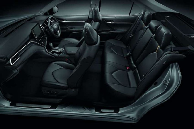 Một số nâng cấp khác trên Toyota Camry 2022 bản 2.5Q mới tại Việt Nam bao gồm: gói công nghệ an toàn chủ động (Toyota Safety Sense 2), đồng hồ hỗ trợ lái kiểu analog kết hợp với màn hình hiển thị thông tin MID nâng cấp từ 4,2 inch lên 7 inch, sạc không dây, màn hình 9 inch hỗ trợ Apple CarPlay, 8 cảm biến hỗ trợ đỗ xe, hệ thống âm thanh vòm JBL 9 loa và camera 360 độ mới.