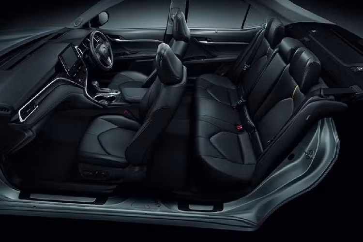 Một số nâng cấp khác trên Toyota Camry 2022 bản 2.5Q mới tại Việt Nam bao gồm: gói công nghệ an toàn chủ động (Toyota Safety Sense 2), đồng hồ hỗ trợ lái kiểu analog kết hợp với màn hình hiển thị thông tin MID nâng cấp từ 4,2 inch lên 7 inch, sạc không dây, màn hình 9 inch hỗ trợ Apple CarPlay, 8 cảm biến hỗ trợ đỗ xe, hệ thống âm thanh vòm JBL 9 loa và camera 360 độ mới.