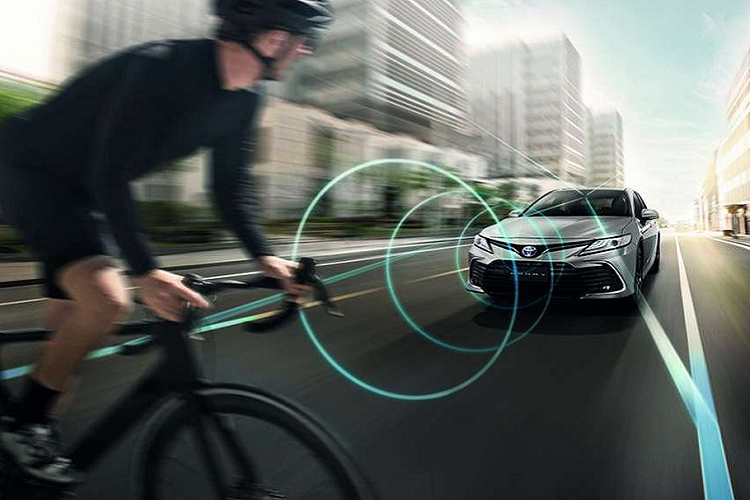 Động cơ của Camry 2022 bản 2.0Q không thay đổi, vẫn là loại 2.0L công suất 165 mã lực, mô-men xoắn 199 Nm, đi kèm hộp số tự động 6 cấp và hệ dẫn động cầu trước.