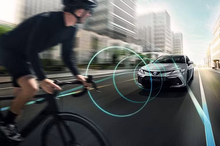 Động cơ của Camry 2022 bản 2.0Q không thay đổi, vẫn là loại 2.0L công suất 165 mã lực, mô-men xoắn 199 Nm, đi kèm hộp số tự động 6 cấp và hệ dẫn động cầu trước.