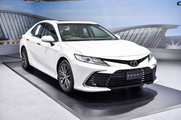 Với phiên bản 2.0Q, Toyota Camry 2022 sẽ được nâng cấp 15 hạng mục, trong đó đáng chú ý là gói công nghệ an toàn chủ động (Toyota Safety Sense 2) bao gồm loạt tính năng đèn pha tự động chỉnh độ cao, tự động phanh phía trước, tự động giữ làn đường, cảnh báo chệch làn đường, cảnh báo tài xế mất tập trung, ga tự động thông minh, hệ thống 9 túi khí.