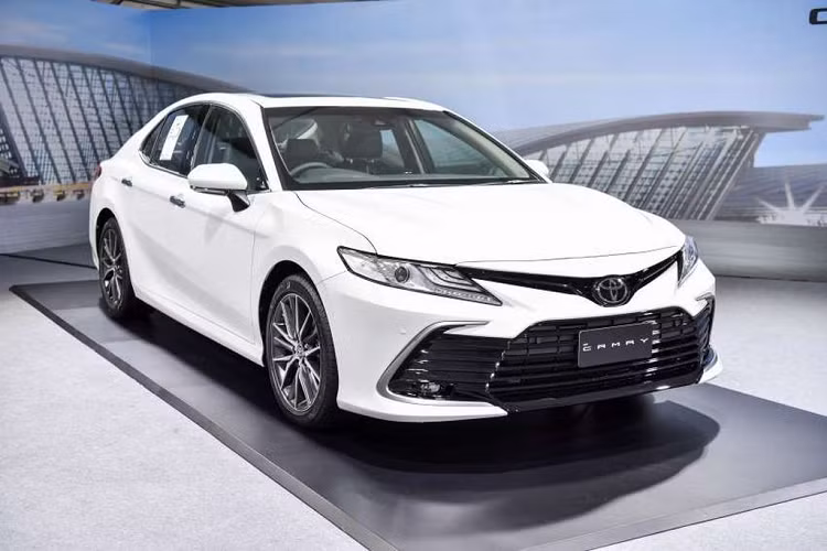 Với phiên bản 2.0Q, Toyota Camry 2022 sẽ được nâng cấp 15 hạng mục, trong đó đáng chú ý là gói công nghệ an toàn chủ động (Toyota Safety Sense 2) bao gồm loạt tính năng đèn pha tự động chỉnh độ cao, tự động phanh phía trước, tự động giữ làn đường, cảnh báo chệch làn đường, cảnh báo tài xế mất tập trung, ga tự động thông minh, hệ thống 9 túi khí.
