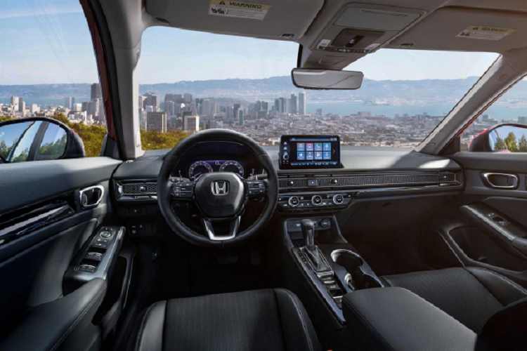 Sức mạnh được truyền xuống cầu trước (FWD), thông qua hộp số tự động biến thiên vô cấp (CVT) có lẫy chuyển số (Paddle Shifter). Xe đi kèm với 3 chế độ lái (ECON/Normal/Sport). Theo Honda, hệ thống treo của Civic được điều chỉnh để tăng khả năng phản hồi cải thiện khả năng xử lý thể thao.