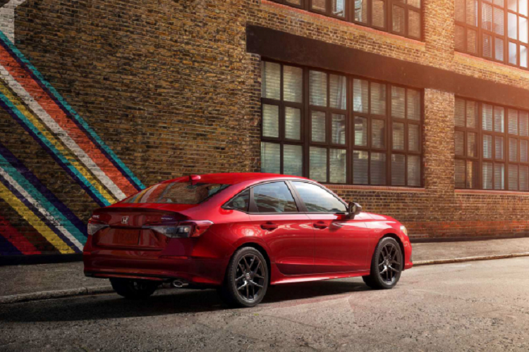 Treo trước kiểu MacPherson trong khi treo sau đa liên kết. Civic thế hệ mới đã được cải tiến hệ truyền động để tăng hiệu suất và tiết kiệm nhiên liệu, cầm lái thú vị hơn. Khung gầm mới của xe đã được tăng độ cứng vững với cấu trúc thân xe ứng nhất trong các đời Civic. Theo Honda, nó cải thiện 8% về độ cứng xoắn và cải thiện 13% về độ cứng uốn so với thế hệ trước (GEN 10).