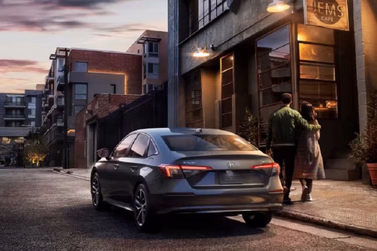 Nội thất Honda Civic 2022 nổi bật với bảng điều khiển trung tâm thiết kế đa tầng với điểm nhấn trang trí kiểu lưới tổ ong mới bản cao cấp, bảng điều khiển thiết kế phẳng tăng cường tầm quan sát. Nội thất tập trung vào người lái hơn trước. Xe được trang bị đồng hồ hỗ trợ lái với màn hình LCD, trang bị cảm ứng màu 7 inch tiêu chuẩn mới tích hợp Apple CarPlay và Android Auto.