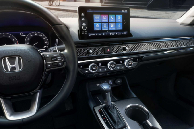 Về động cơ, Honda Civic 2022 có 2 lựa chọn động cơ xăng 4cyl DOHC i-VTEC 1.5L tăng áp và 2.0L hút khí tự nhiên. Trong đó, máy xăng 2.0L cho công suất 158 mã lực tại 6.500 vòng/phút và mô-men xoắn cực đại 188Nm tại 4.200 vòng/ phút. Trong khi bản máy xăng 1.5L tăng áp mang lại công suất 180 mã lực tại 6.000 vòng/phút và mô-men xoắn cực đại 240Nm trong dải vòng tua 1.700 – 4.500 vòng/ phút.