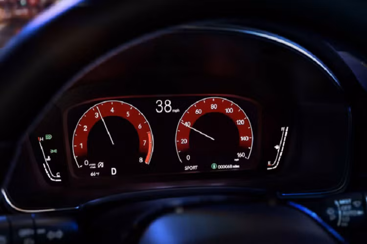 Về ngoại thất, cột A trên Honda Civic 2022 được kéo về phía sau, mui xe thấp. Thiết kế thân xe với mui xe thấp và chắn bùn phía trước. Gương chiếu hậu bên ngoài cũng đã được bố trí khéo léo để cải thiện tầm nhìn. Chiều dài cơ sở dài hơn 1,4 inch và chiều dài tổng thể tăng 1,3 inch so với thế hệ cũ.