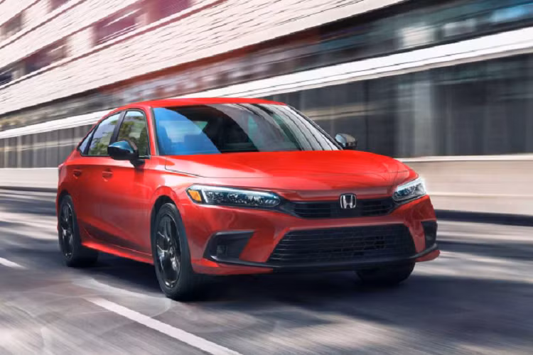 Không để người yêu Civic chờ đợi lâu, Honda đã vén màn Civic 2022 thế hệ thứ 11 hoàn toàn mới mang thiết kế pha trộn giữa phong cách hiện đại và cổ điển, cải tiến toàn diện từ trong ra ngoài với nội thất đơn giản hơn. Giờ đây, Honda Civic 2022 mới với thiết kế chững chạc hơn còn phù hợp với khách hàng độ tuổi trung niên.