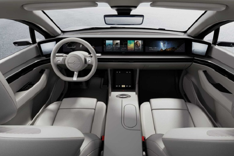 Tròn một năm ra mắt, công ty Nhật Bản tiếp tục tung ra những hình ảnh về quá trình chạy thử của Sony Vision-S tại châu Âu, bao gồm cả trong đô thị, đường trường lẫn đường đua.