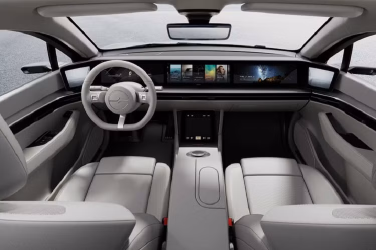 Tròn một năm ra mắt, công ty Nhật Bản tiếp tục tung ra những hình ảnh về quá trình chạy thử của Sony Vision-S tại châu Âu, bao gồm cả trong đô thị, đường trường lẫn đường đua.