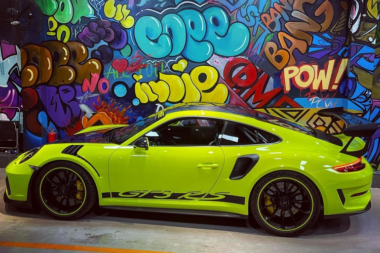 Người này đã sở hữu siêu xe mui trần McLaren 720S Spider, sau đó bị bắt gặp lái chiếc xe Lamborghini Huracan STO và nay là trong garage có sự góp mặt của Porsche 911 GT3 RS Weisach Package độc nhất dải đất hình chữ S. Thông tin này đã ngay lập tức gây choáng không ít người vì độ mê xe của chủ nhân.