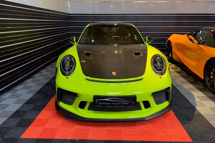 Ngoài ra còn có một doanh nhân ở Hải Phòng có thú vui siêu xe siêu xe đã bị khai tử với điểm nhấn là Koenigsegg CCX hay một người yêu xe kín tiếng ở Sài thành với garae xe phải trên 60 chiếc đã gây choáng ngợp nhiều người. Và đến nay, nhiều người đã phát hiện ra ở tỉnh Bà Rịa - Vũng Tàu cũng có một doanh nhân khá chịu chơi nhưng vô cùng kín tiếng.