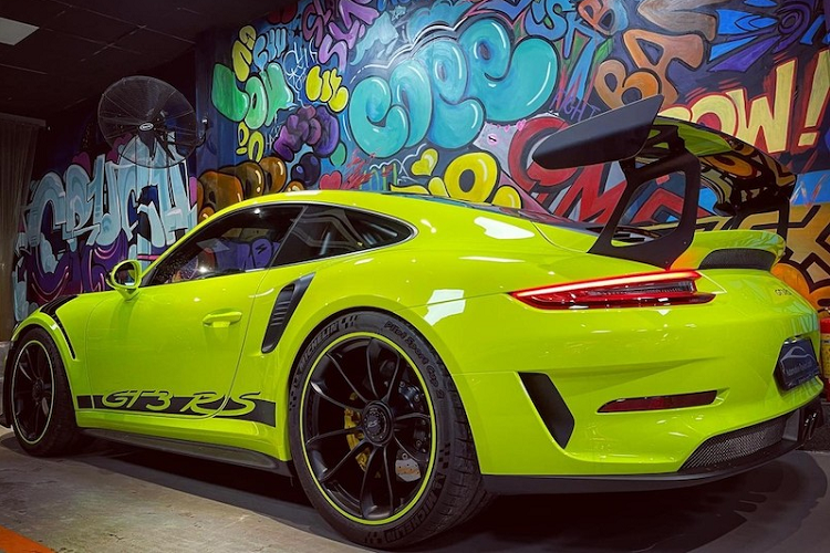 Như vậy, sau nhiều tháng mất tích khá bí ẩn vì không được nhìn thấy trong công ty bán siêu xe ở huyện Bình Chánh, chiếc xe Porsche 911 GT3 RS độ Weisach Package có một không hai tại Việt Nam đã về garage của nhà sưu tầm xe tỉnh Bà Rịa - Vũng Tàu. Hiện tại, xe vẫn chưa có biển số và còn gắn bảng của đại lý bán xe tại nước ngoài.