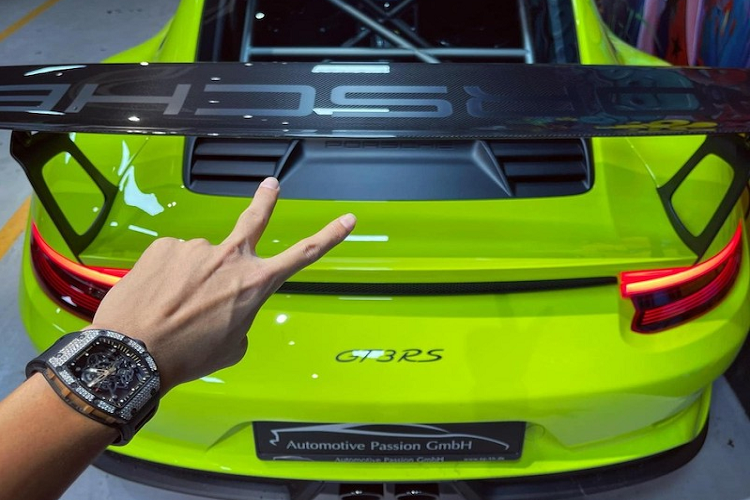 Siêu xe Porsche 911GT3 RS bản nâng cấp sau này vẫn được trang bị động cơ xăng 6 xi-lanh thẳng hàng, hút khí tự nhiên, dung tích 4.0 lít, nhưng đã tạo ra công suất tối đa 520 mã lực, tăng 20 mã lực so với đời trước cũng như trải nghiệm lái thích thú hơn.