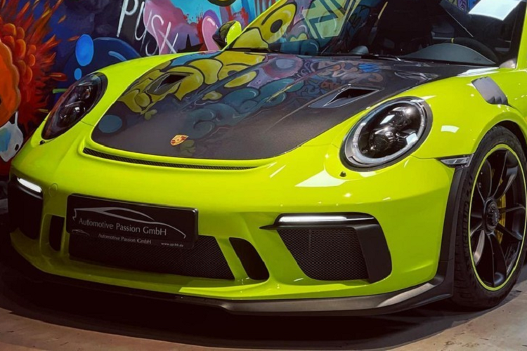 Bên trong khoang lái, chiếc xe Porsche 911 GT3 RS Weisach Package độc nhất Việt Nam của doanh nhân Vũng Tàu có bộ ghế đua với da cao cấp cùng khung ghế là sợi carbon và dòng chữ Weisach RS như dấu hiệu nhận biết xe có thêm gói đua.