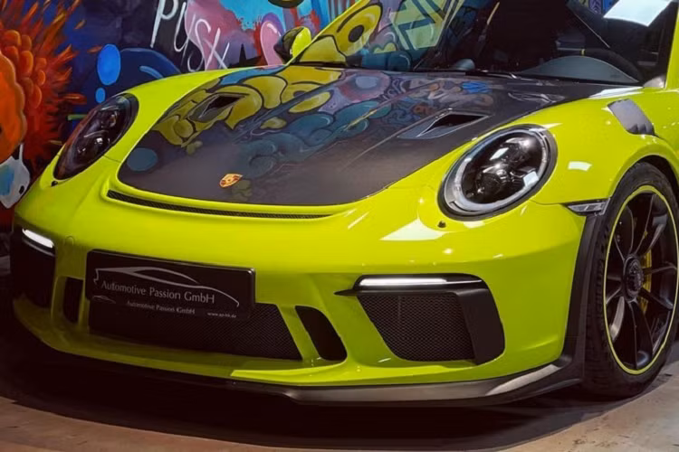 Bên trong khoang lái, chiếc xe Porsche 911 GT3 RS Weisach Package độc nhất Việt Nam của doanh nhân Vũng Tàu có bộ ghế đua với da cao cấp cùng khung ghế là sợi carbon và dòng chữ Weisach RS như dấu hiệu nhận biết xe có thêm gói đua.