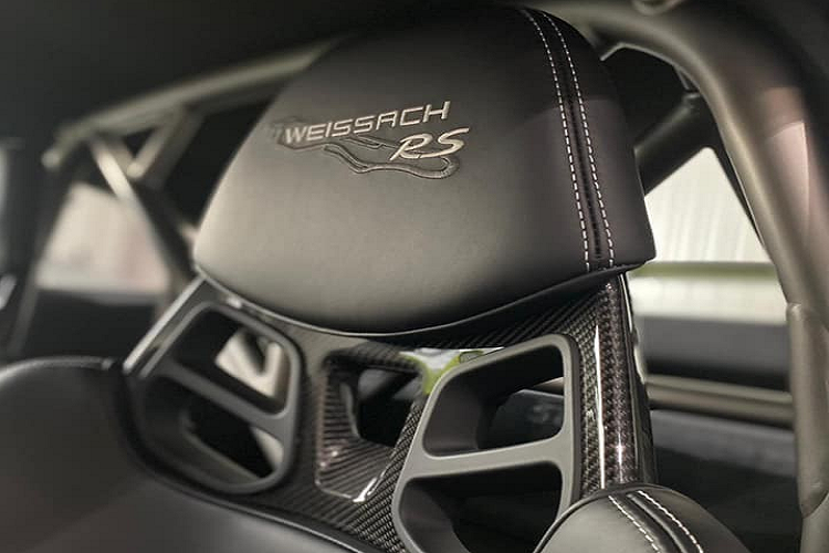 Chiếc siêu xe Porsche 911 phiên bản GT3 RS Weisach Package của doanh nhân Vũng Tàu có ngoại thất sơn màu xanh lá cây mang mã Acid Green rất cá tính và nổi bần bật dù chủ nhân cho xe dạo phố biển Vũng Tàu ban ngày hay cả đêm tối.