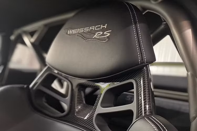 Chiếc siêu xe Porsche 911 phiên bản GT3 RS Weisach Package của doanh nhân Vũng Tàu có ngoại thất sơn màu xanh lá cây mang mã Acid Green rất cá tính và nổi bần bật dù chủ nhân cho xe dạo phố biển Vũng Tàu ban ngày hay cả đêm tối.