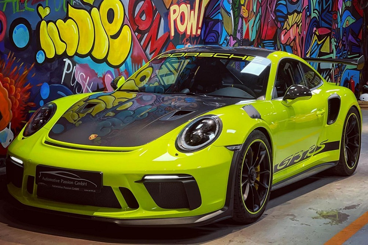 Sức mạnh của động cơ kết hợp cùng hộp số PDK 7 cấp, nhờ đó, siêu xe Porsche 911 GT3 RS Weisach Package của doanh nhân Vũng Tàu có thể tăng tốc từ vị trí xuất phát lên 100 km/h chỉ trong thời gian 3,2 giây, trước khi đạt vận tốc tối đa 312 km/h.