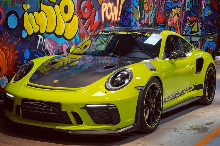 Sức mạnh của động cơ kết hợp cùng hộp số PDK 7 cấp, nhờ đó, siêu xe Porsche 911 GT3 RS Weisach Package của doanh nhân Vũng Tàu có thể tăng tốc từ vị trí xuất phát lên 100 km/h chỉ trong thời gian 3,2 giây, trước khi đạt vận tốc tối đa 312 km/h.