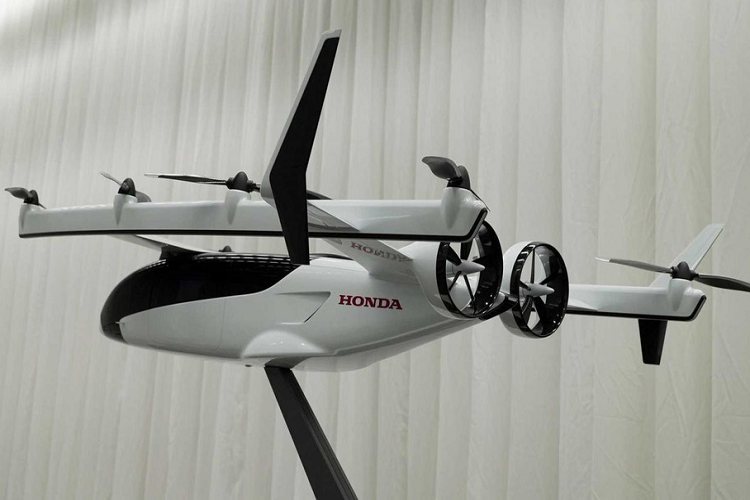 Honda eVTOL hoàn toàn mới là một phương tiện cất cánh và hạ cánh thẳng đứng mà Honda gọi cụ thể là một dạng máy bay. Nó thu hút sự chú ý của giới truyền thông vì hai lý do, bắt đầu với thiết kế lai của nó. Mẫu concept tương lai này có trang bị 8 bộ cánh quạt nâng và 2 bộ cánh quạt đẩy chạy hoàn toàn bằng điện, nhưng nó cũng mang một động cơ tuabin khí để làm một bộ mở rộng phạm vi di chuyển, giữ cho pin được sạc.