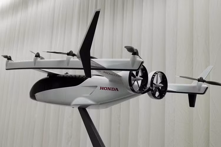 Honda eVTOL hoàn toàn mới là một phương tiện cất cánh và hạ cánh thẳng đứng mà Honda gọi cụ thể là một dạng máy bay. Nó thu hút sự chú ý của giới truyền thông vì hai lý do, bắt đầu với thiết kế lai của nó. Mẫu concept tương lai này có trang bị 8 bộ cánh quạt nâng và 2 bộ cánh quạt đẩy chạy hoàn toàn bằng điện, nhưng nó cũng mang một động cơ tuabin khí để làm một bộ mở rộng phạm vi di chuyển, giữ cho pin được sạc.