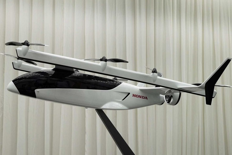 Xe bay từ lâu đã được coi là tương lai của ngành ôtô. Với việc mở rộng các hệ thống chạy điện và tự hành, một số nhà sản xuất ôtô đã bắt đầu có những bước tiến trong lĩnh vực đó với những mẫu concept trông giống máy bay nhiều hơn là ôtô. Honda là cái tên mới nhất công bố một phương tiện concept như vậy, nhưng ít nhất thì họ không hề giả vờ đây là một chiếc xe ô tô. Tuy nhiên, nó vẫn đóng một vai trò trong tầm nhìn về xe ôtô bay của Honda.