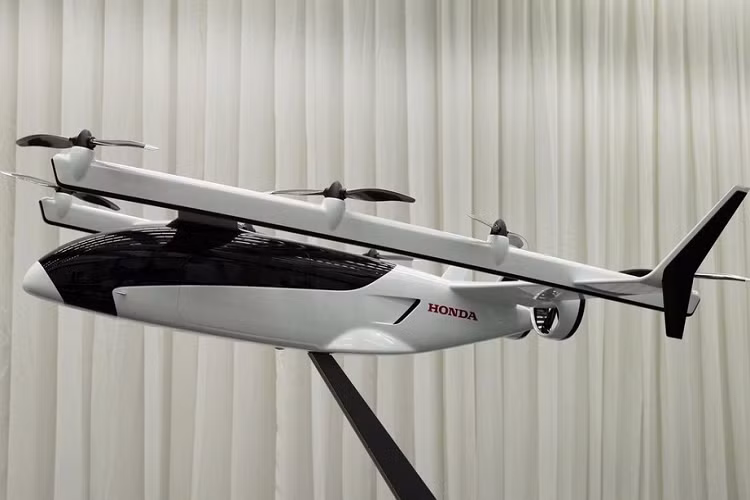 Xe bay từ lâu đã được coi là tương lai của ngành ôtô. Với việc mở rộng các hệ thống chạy điện và tự hành, một số nhà sản xuất ôtô đã bắt đầu có những bước tiến trong lĩnh vực đó với những mẫu concept trông giống máy bay nhiều hơn là ôtô. Honda là cái tên mới nhất công bố một phương tiện concept như vậy, nhưng ít nhất thì họ không hề giả vờ đây là một chiếc xe ô tô. Tuy nhiên, nó vẫn đóng một vai trò trong tầm nhìn về xe ôtô bay của Honda.