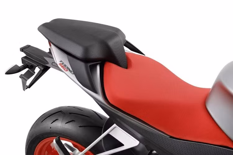 Tổng trọng lượng của Aprilia Tuono 660 chỉ ở mức 183kg trên khối động cơ mạnh 95 mã lực nên đây sẽ là một mẫu xe khá nhẹ nhàng, công suất mạnh khiến nước ga đề pa trở nên "cục" và sốc hơn.