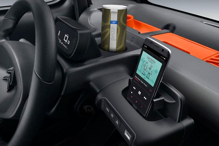 Gọi là ôtô nhưng Citroen Ami trên thực tế được phân loại là xe bốn bánh. Vì thế, lúc ra mắt tại Pháp, những thiếu niên trên 14 tuổi có thể điều khiển Citroen Ami ra đường mà không cần có bằng lái. Trong tiếng Pháp, cái tên Ami vốn có nghĩa là "bạn bè". Mẫu xe này sở hữu chiều dài 2.410 mm và bán kính vòng quay 7,2 m.