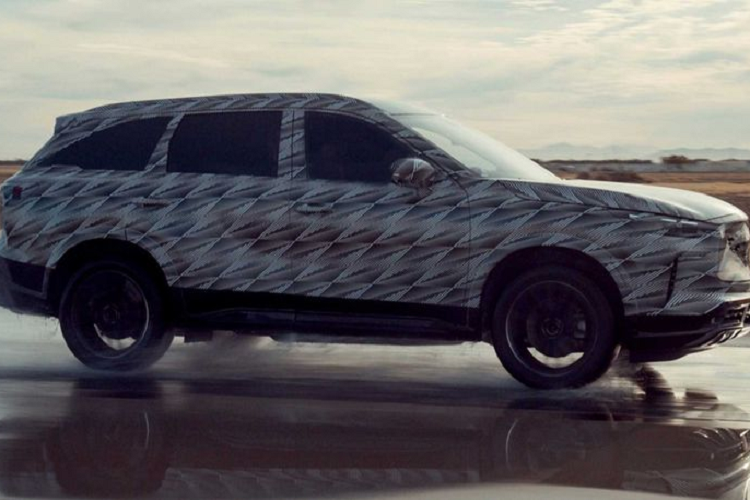 Theo hãng xe sang Nhật Bản, QX60 đời mới có sức kéo lên tới 2.721 kg. Chiếc crossover hạng sang tiếp tục dùng động cơ V6 3.5L như hiện tại nhưng không rõ có được cải tiến hay vẫn giữ nguyên sức mạnh 295 mã lực. Infiniti QX60 2022 sẽ được chuyển sang hộp số tự động 9 cấp.