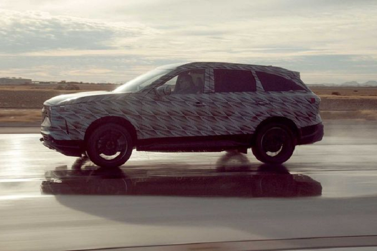 Ở những lần nhá hàng trước, Infiniti cho biết QX60 2022 sẽ được trang bị hệ dẫn động 2 cầu thông minh có thể gửi 50% mô-men xoắn tới các bánh sau để tăng lực bám đường - khi các cảm biến trên xe nhận thấy bánh sau sắp bị trượt.