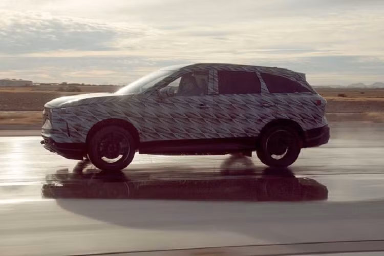 Ở những lần nhá hàng trước, Infiniti cho biết QX60 2022 sẽ được trang bị hệ dẫn động 2 cầu thông minh có thể gửi 50% mô-men xoắn tới các bánh sau để tăng lực bám đường - khi các cảm biến trên xe nhận thấy bánh sau sắp bị trượt.