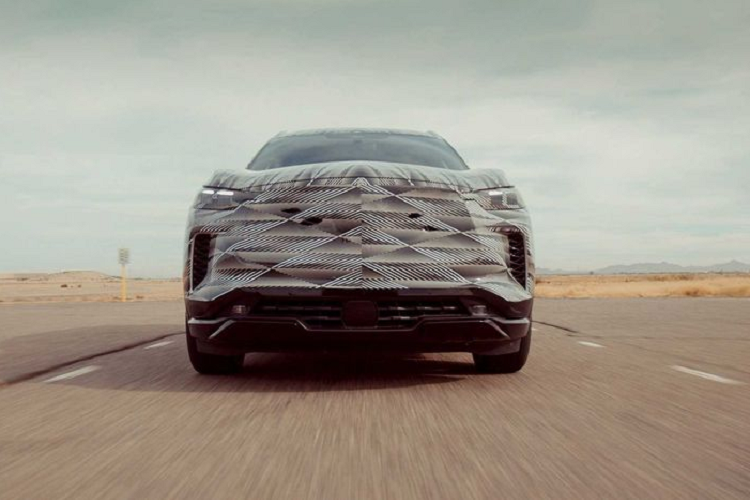 Cụ thể, mẫu xe SUV Infiniti QX60 2022 sẽ là mẫu Infiniti đầu tiên được trang bị hệ thống an toàn ProPilot Assist bản cập nhật mới nhất, tích hợp trực tiếp cùng hệ thống định vị. Nhờ đó, hệ thống phân tích trên xe có thể dự đoán chính xác hơn những gì sắp xảy đến (đổ cua hay leo dốc...), để đưa ra cách xử lý thích hợp hơn cho người lái.